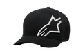 Alpinestars Corp Shift 2 Curved Bill Hat, czarna czapka z daszkiem, duże białe wyhaftowane logo po lewej stronie z przodu, zakrzywiony daszek, sportowe nakrycie głowy Flexfit
