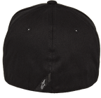 Alpinestars Corp Shift 2 Curved Brim Hat, czarna czapka z daszkiem, widok z tyłu z małym białym logo Astars na ukośnej zamszowej metce, codzienne nakrycie głowy Flexfit inspirowane motorsportem