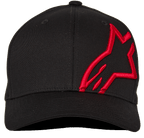 Alpinestars Corp Shift 2 Curved Brim, czarna czapka z daszkiem, czerwony haft z płaskim logo Astars na lewym przednim panelu, codzienne nakrycie głowy w stylu motorsport