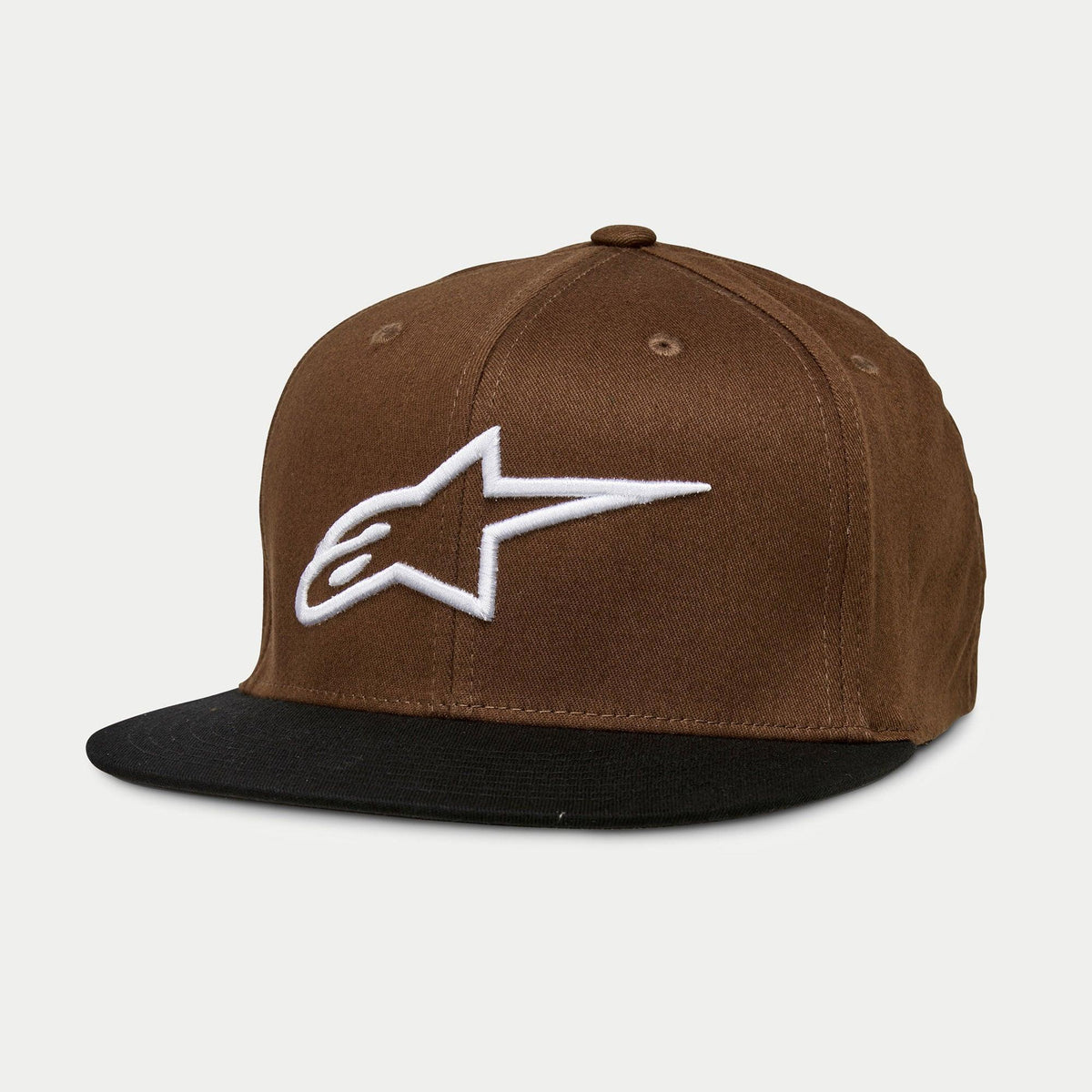 Alpinestars Ageless Flatbill Hat, brązowa korona z czarnym płaskim daszkiem, białe haftowane logo Alpinestars z przodu, sztywna korona, casualowe nakrycie głowy inspirowane sportami motorowymi