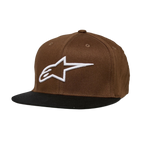 Alpinestars Ageless Flatbill Hat, brązowo-czarna czapka z płaskim daszkiem i usztywnianą koroną, białe haftowane logo Alpinestars z przodu, codzienne nakrycie głowy motorsport