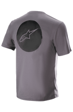 Alpinestars Dot Tech Tee, koszulka z krótkim rękawem, szary Sparrow Gray, widok z tyłu z dużą czarną okrągłą grafiką z logo gwiazdy Alpinestars, techniczna odzież MTB odprowadzająca wilgoć
