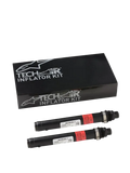 Alpinestars Tech-Air 3 V2 Airbag System Replacement Canisters, dwa czarne cylindryczne napełniacze z gazem argonowym z czerwonymi etykietami ostrzegawczymi, czarne pudełko Tech-Air Inflator Kit ze srebrnym brandingiem Alpinestars, niezbędny zestaw serwisowy do motocyklowych systemów poduszek powietrznych