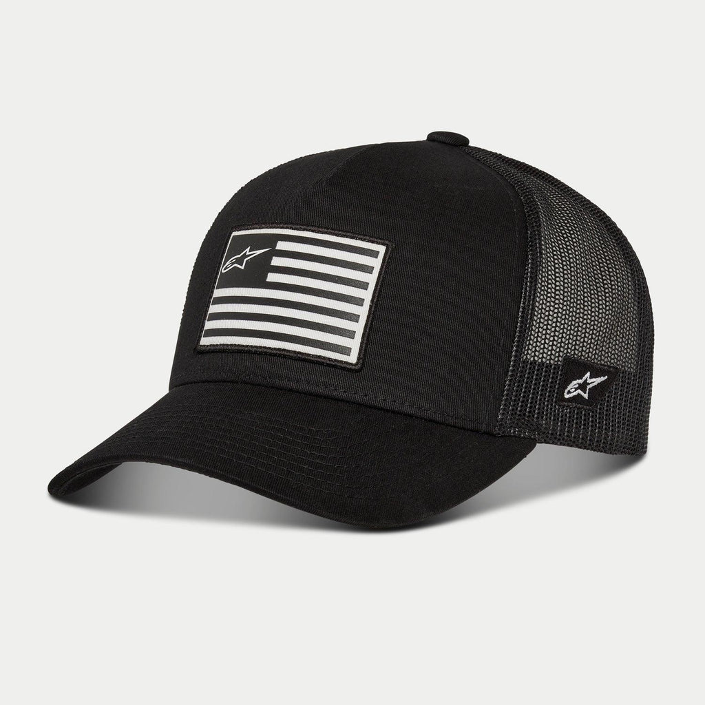 Alpinestars Flag Snapback Hat, czarna czapka bejsbolówka z siateczką z tyłu i zakrzywionym daszkiem, z przodu nadrukowana naszywka z flagą i logo Alpinestars, z boku haftowane logo, codzienne nakrycie głowy inspirowane sportami motorowymi