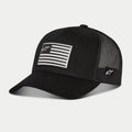 Alpinestars Flag Snapback Hat, czarna czapka bejsbolówka z siateczką z tyłu i zakrzywionym daszkiem, z przodu nadrukowana naszywka z flagą i logo Alpinestars, z boku haftowane logo, codzienne nakrycie głowy inspirowane sportami motorowymi