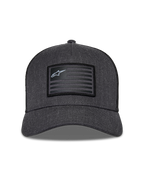 Alpinestars Flag Snapback Hat, ciemnoszary melanż i czarny, widok z przodu z usztywnioną koroną i zakrzywionym daszkiem, prostokątna naszywka w stylu flagi z logo Alpinestars i pasami, codzienna odzież uliczna w stylu motorsport