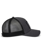 Czapka Alpinestars Flag Snapback w kolorze Charcoal Heather Black, widok z profilu prezentujący zakrzywiony daszek, usztywniony przedni panel z tkaniny twill z naszywką oraz oddychający tył z poliestrowej siatki.