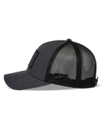 Alpinestars Flag Snapback Hat, ciemnoszary melanż i czarny, widok z profilu, zakrzywiony daszek z usztywnioną koroną, przód z tkaniny twill i tył z czarnej siatki poliestrowej, mała naszywka z logo Astars z boku, codzienne nakrycie głowy w stylu sportów motorowych