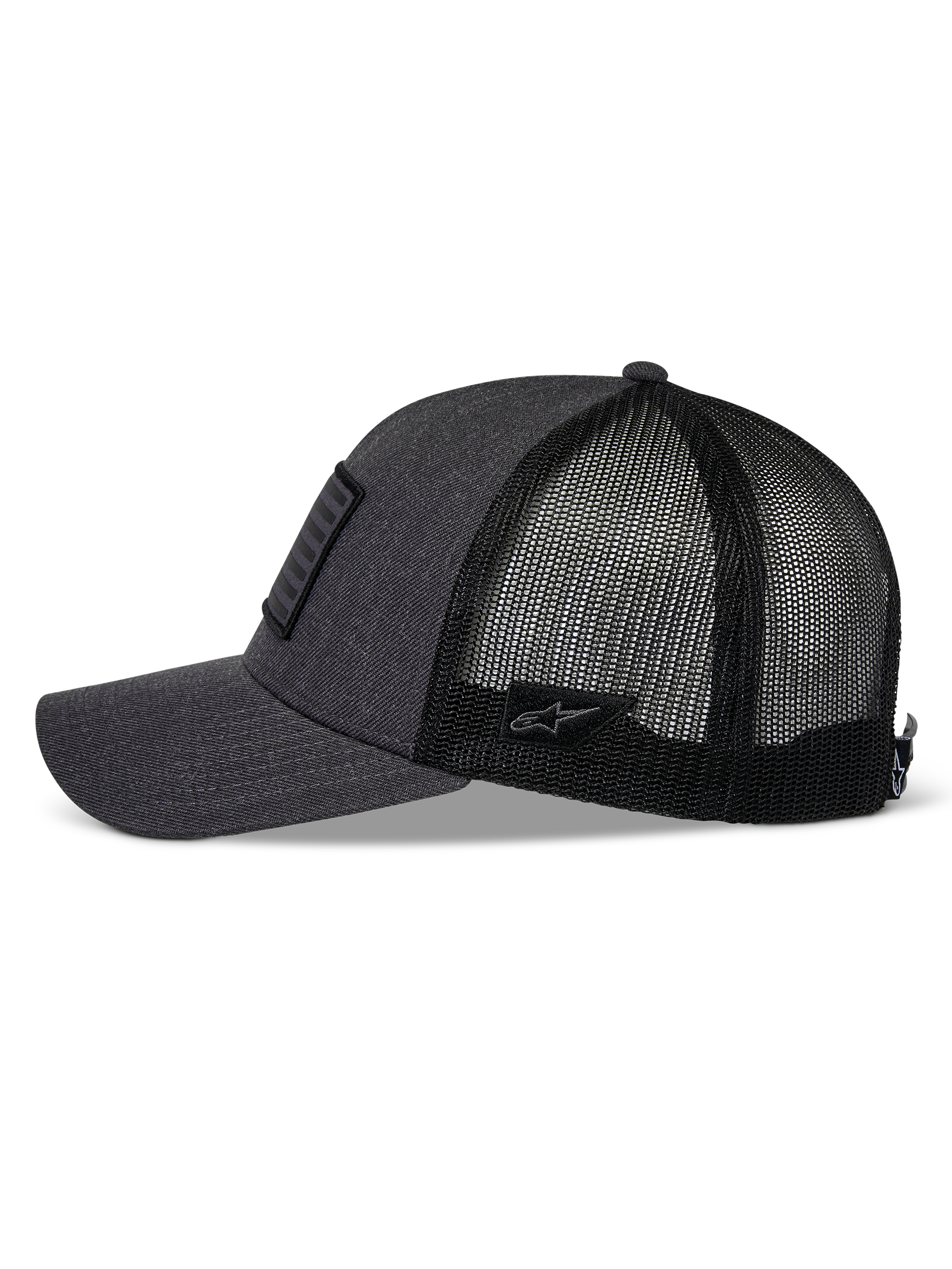 Alpinestars Flag Snapback Hat, ciemnoszary melanż i czarny, widok z profilu, zakrzywiony daszek z usztywnioną koroną, przód z tkaniny twill i tył z czarnej siatki poliestrowej, mała naszywka z logo Astars z boku, codzienne nakrycie głowy w stylu sportów motorowych