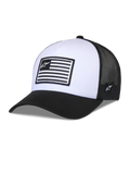 Alpinestars Flag Snapback Hat, biało-czarna, usztywniona korona z zakrzywionym daszkiem, biały przedni panel i czarny tył z siatki, prostokątna naszywka z logo w stylu flagi, casualowe nakrycie głowy inspirowane sportami motorowymi