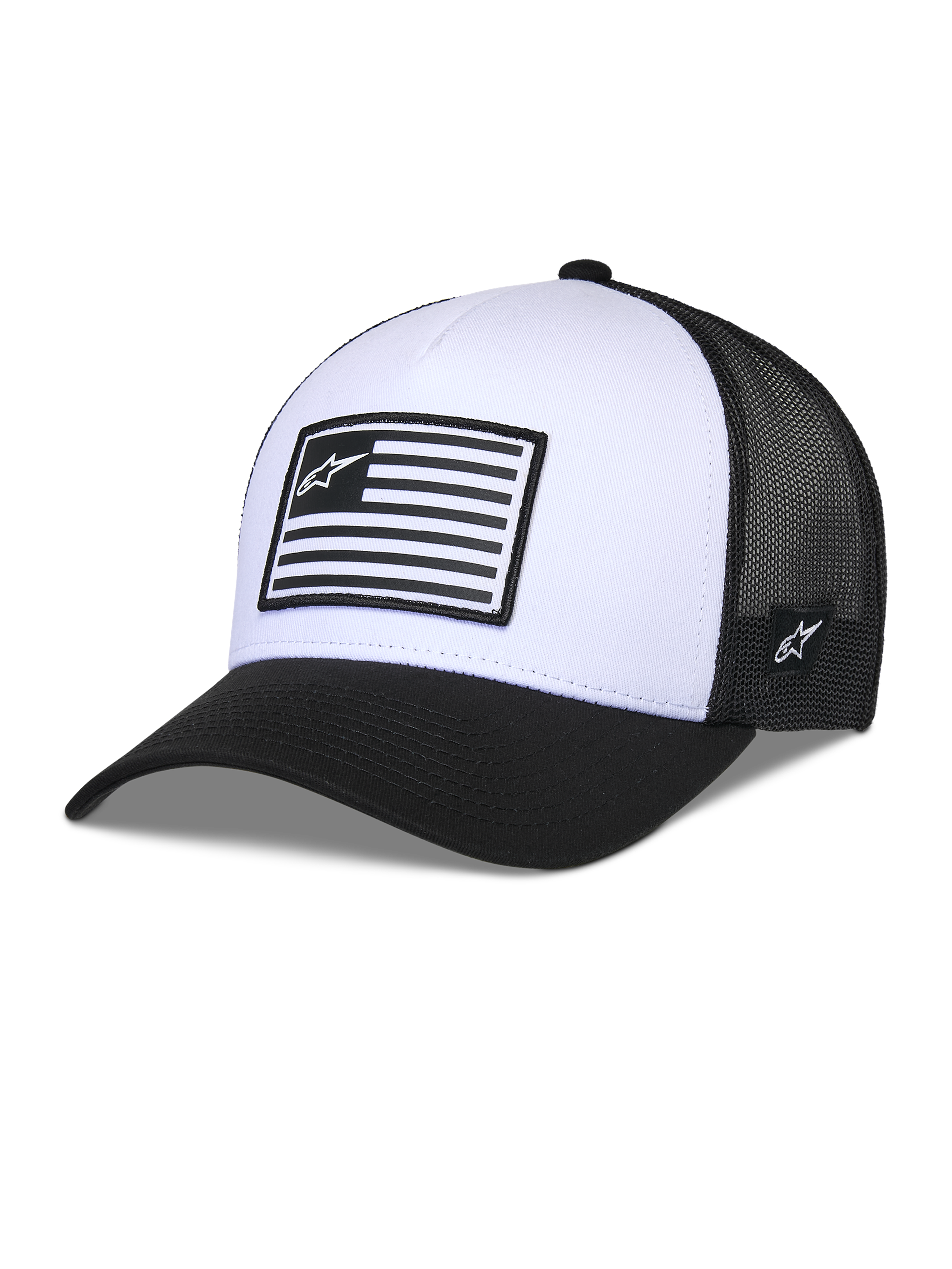 Alpinestars Flag Snapback Hat, biało-czarna, usztywniona korona z zakrzywionym daszkiem, biały przedni panel i czarny tył z siatki, prostokątna naszywka z logo w stylu flagi, casualowe nakrycie głowy inspirowane sportami motorowymi