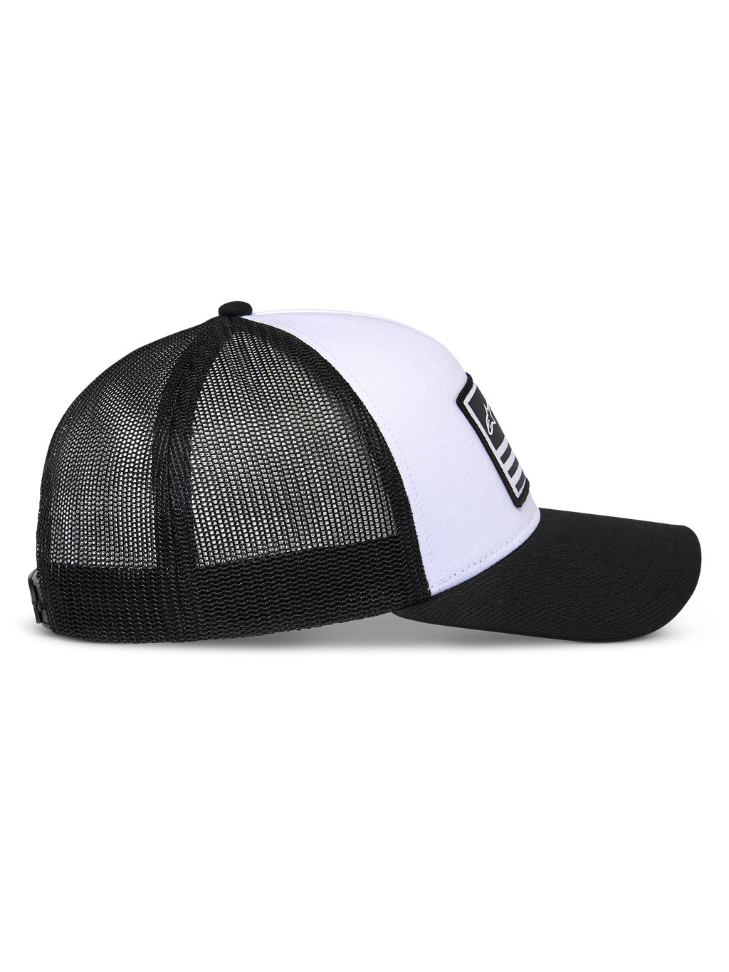 Alpinestars Flag Snapback Hat, biało-czarna czapka z daszkiem typu snapback, widok z boku, usztywniona biała korona z czarnym zakrzywionym daszkiem, oddychające czarne panele z siatki z tyłu, codzienne nakrycie głowy inspirowane sportami motorowymi