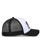 Alpinestars Flag Snapback Hat, biało-czarna czapka z daszkiem typu snapback, widok z boku, usztywniona biała korona z czarnym zakrzywionym daszkiem, oddychające czarne panele z siatki z tyłu, codzienne nakrycie głowy inspirowane sportami motorowymi