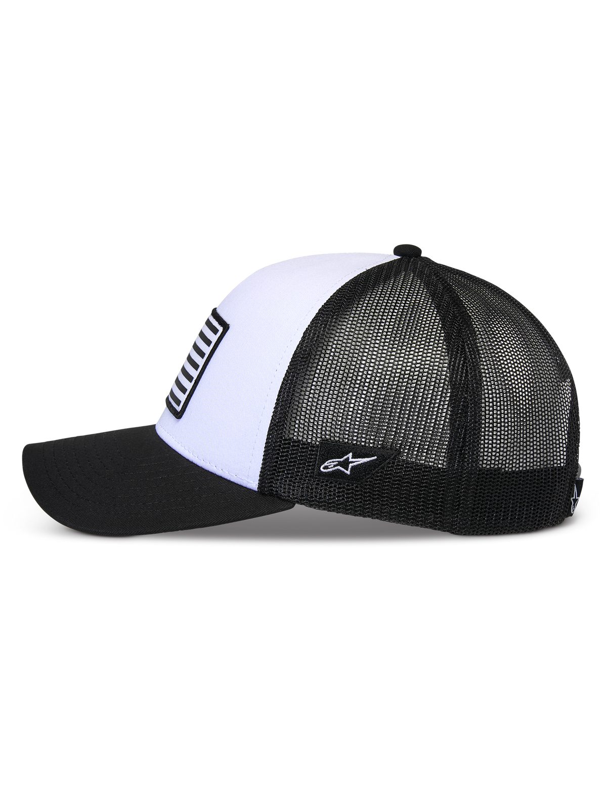 Czapka Alpinestars Flag Snapback, biało-czarna, widok z boku, zakrzywiony czarny daszek, usztywniony biały przedni panel z naszywką w stylu flagi, przewiewna czarna siatka z tyłu