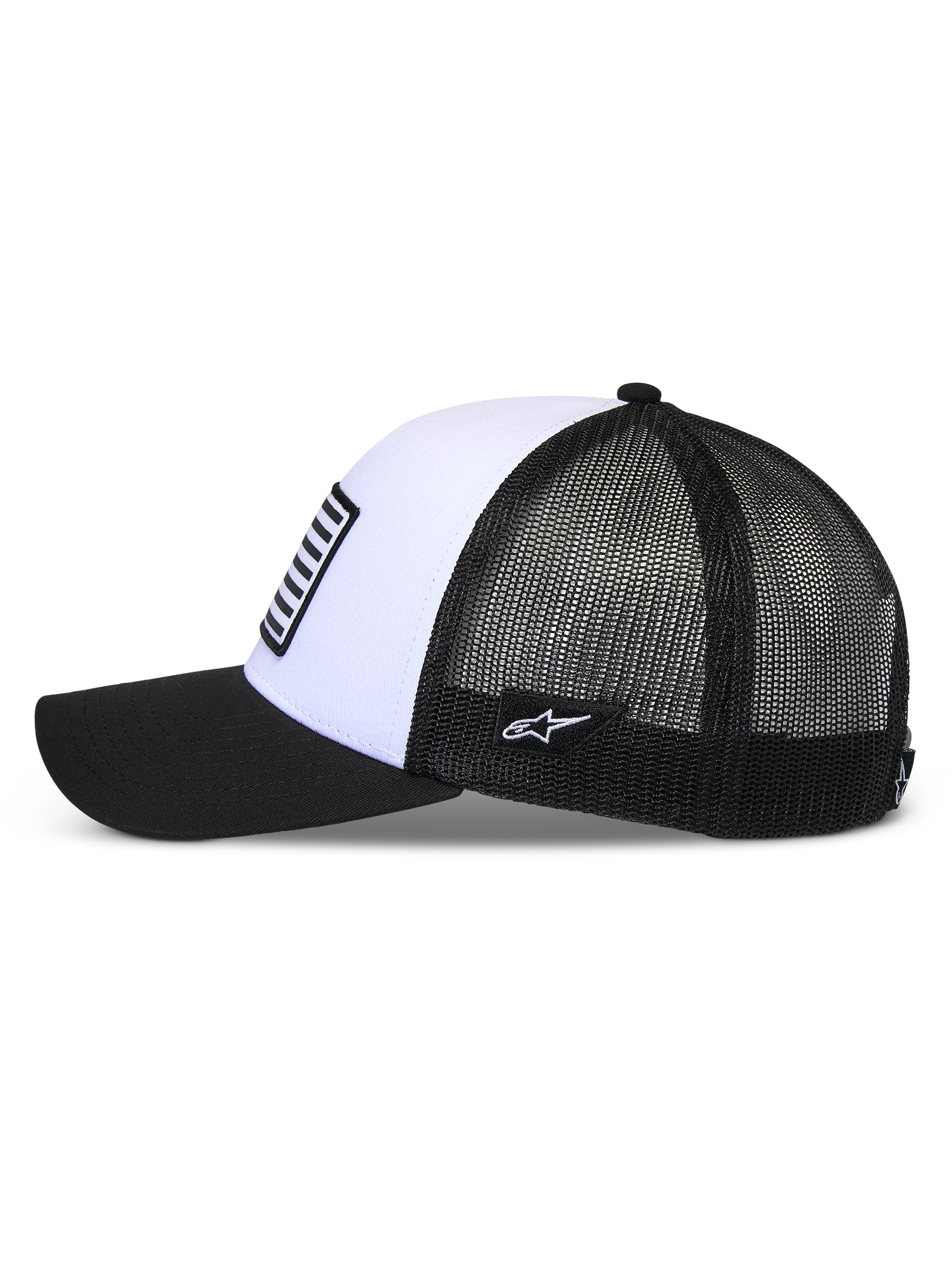 Czapka Alpinestars Flag Snapback, biało-czarna, widok z boku, zakrzywiony czarny daszek, usztywniony biały przedni panel z naszywką w stylu flagi, przewiewna czarna siatka z tyłu