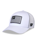 Czapka Alpinestars Flag Snapback, biała czapka typu trucker, usztywniona korona z zakrzywionym daszkiem, białe panele z siateczki z tyłu, z przodu czarno-biała naszywka w paski z logo, codzienne nakrycie głowy inspirowane sportami motorowymi