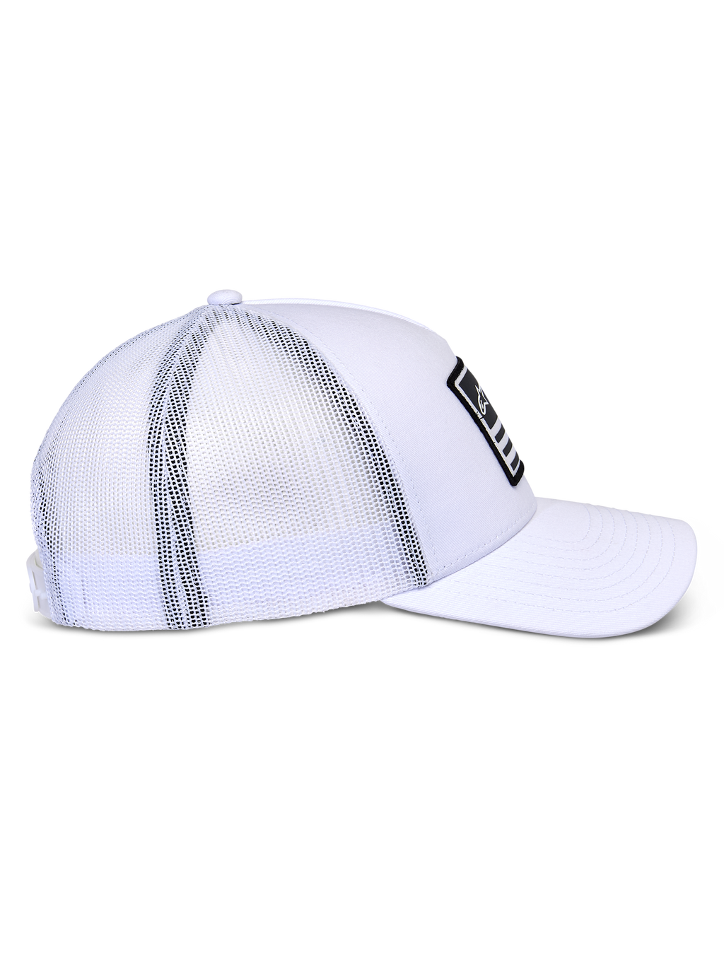 Alpinestars Flag Snapback Hat, czapka typu trucker, biała, profil boczny pokazujący biały przód z tkaniny twill i przewiewną siatkę z tyłu, zakrzywiony daszek, czarna naszywka merrow z białym logo, casualowe nakrycie głowy w stylu motorsportowym