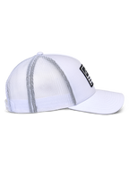 Alpinestars Flag Snapback Hat, czapka typu trucker, biała, profil boczny pokazujący biały przód z tkaniny twill i przewiewną siatkę z tyłu, zakrzywiony daszek, czarna naszywka merrow z białym logo, casualowe nakrycie głowy w stylu motorsportowym