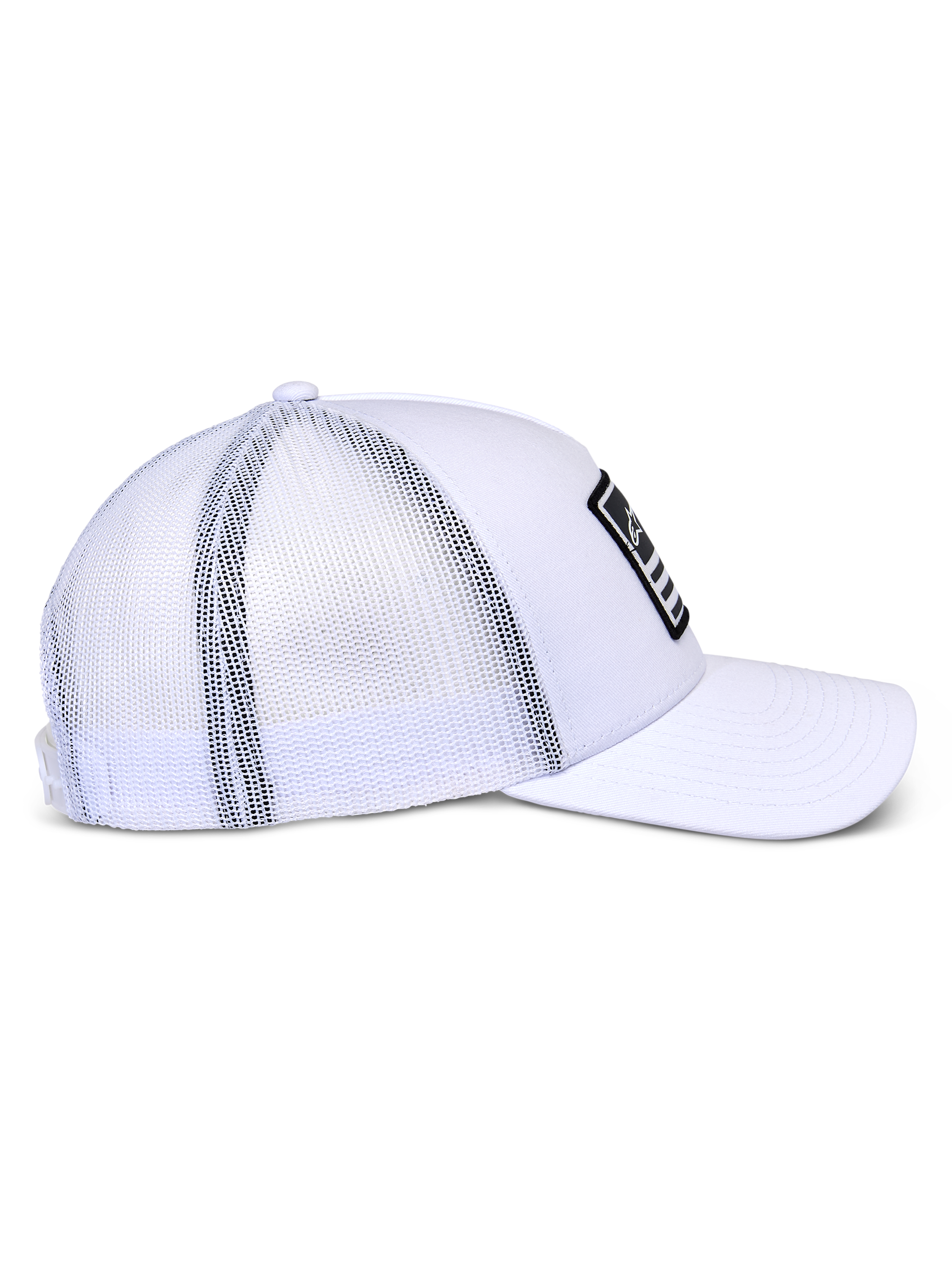 Alpinestars Flag Snapback Hat, czapka typu trucker, biała, profil boczny pokazujący biały przód z tkaniny twill i przewiewną siatkę z tyłu, zakrzywiony daszek, czarna naszywka merrow z białym logo, casualowe nakrycie głowy w stylu motorsportowym