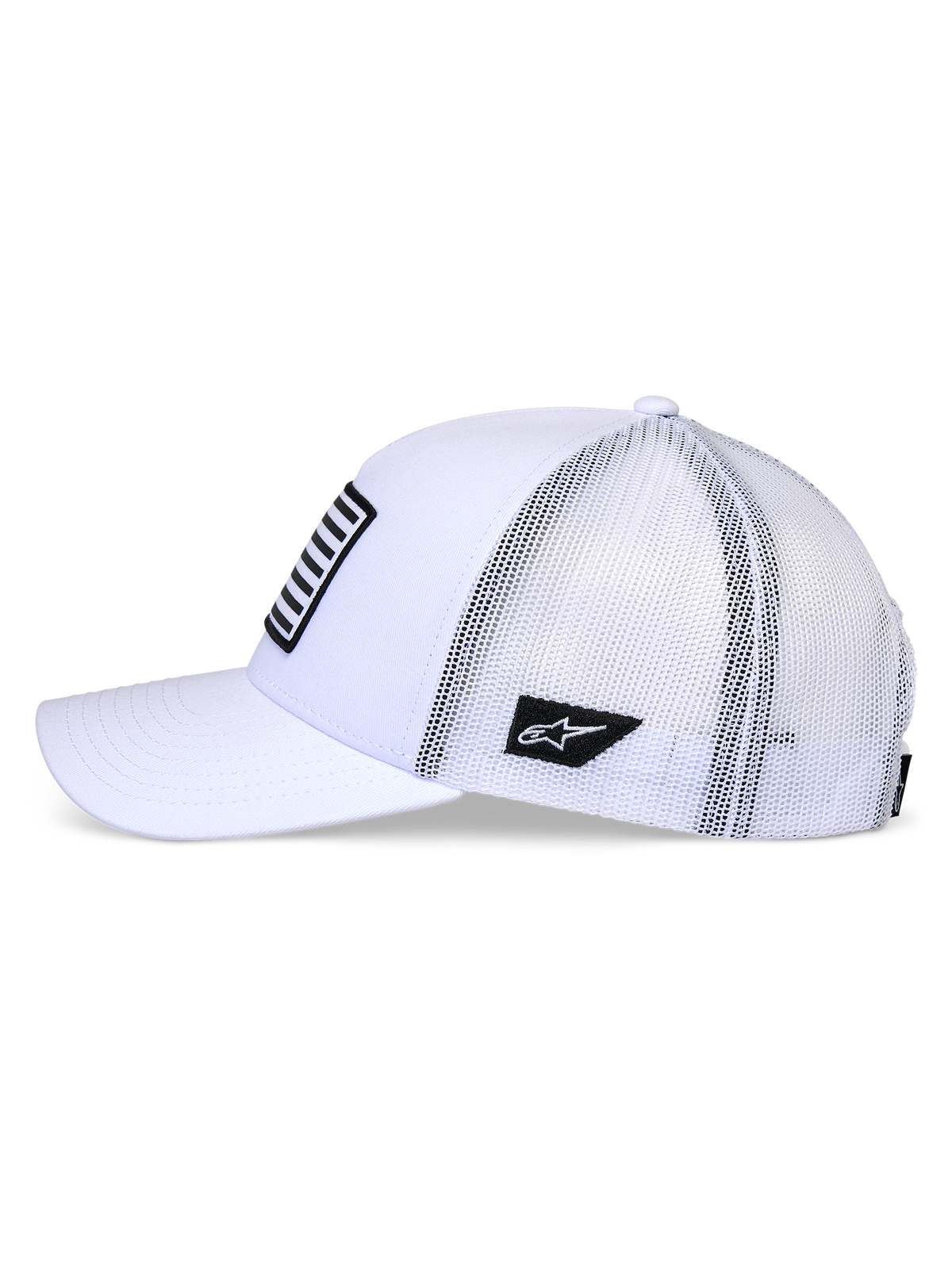 Czapka Alpinestars Flag Snapback, biała, profil boczny czapki typu trucker z zakrzywionym daszkiem i białym tyłem z siateczki, z czarną naszywką z logo z boku oraz pasiastą naszywką z przodu