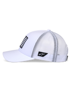 Czapka Alpinestars Flag Snapback, biała, profil boczny czapki typu trucker z zakrzywionym daszkiem i białym tyłem z siateczki, z czarną naszywką z logo z boku oraz pasiastą naszywką z przodu