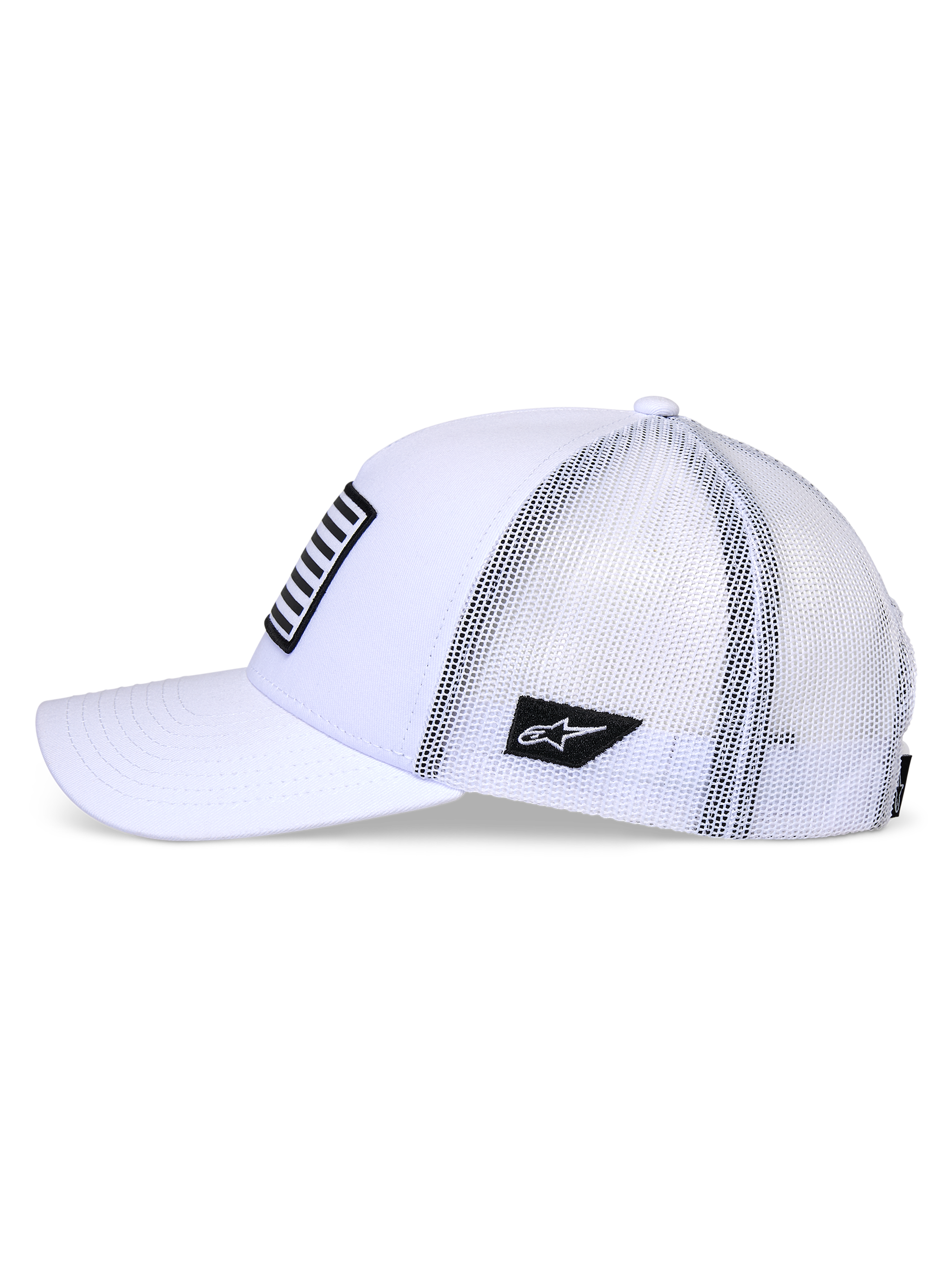 Czapka Alpinestars Flag Snapback, biała, profil boczny czapki typu trucker z zakrzywionym daszkiem i białym tyłem z siateczki, z czarną naszywką z logo z boku oraz pasiastą naszywką z przodu