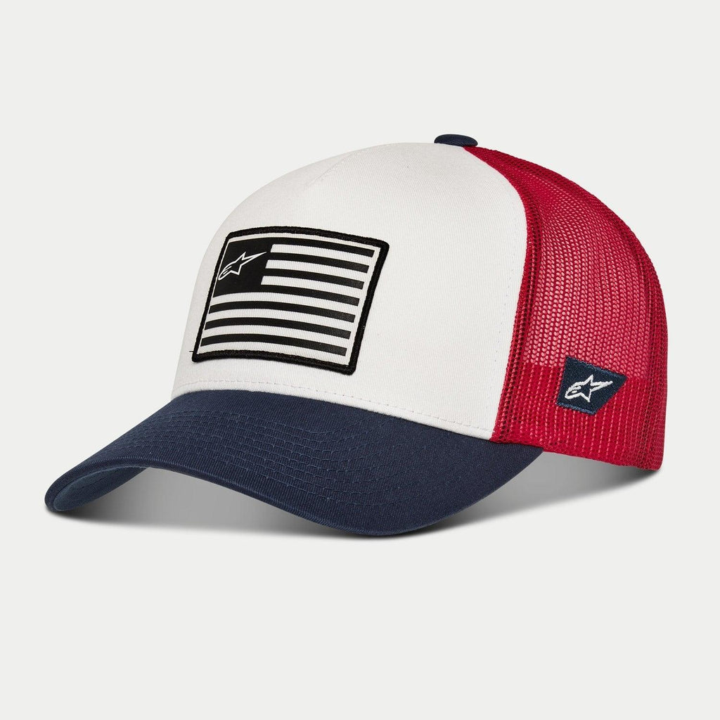 Czapka Alpinestars Flag Snapback, biało-granatowo-czerwona, czapka typu trucker z zakrzywionym granatowym daszkiem, biały usztywniony panel przedni z naszywką inspirowaną flagą, czerwona siateczka z tyłu, codzienne nakrycie głowy w stylu motorsportowym