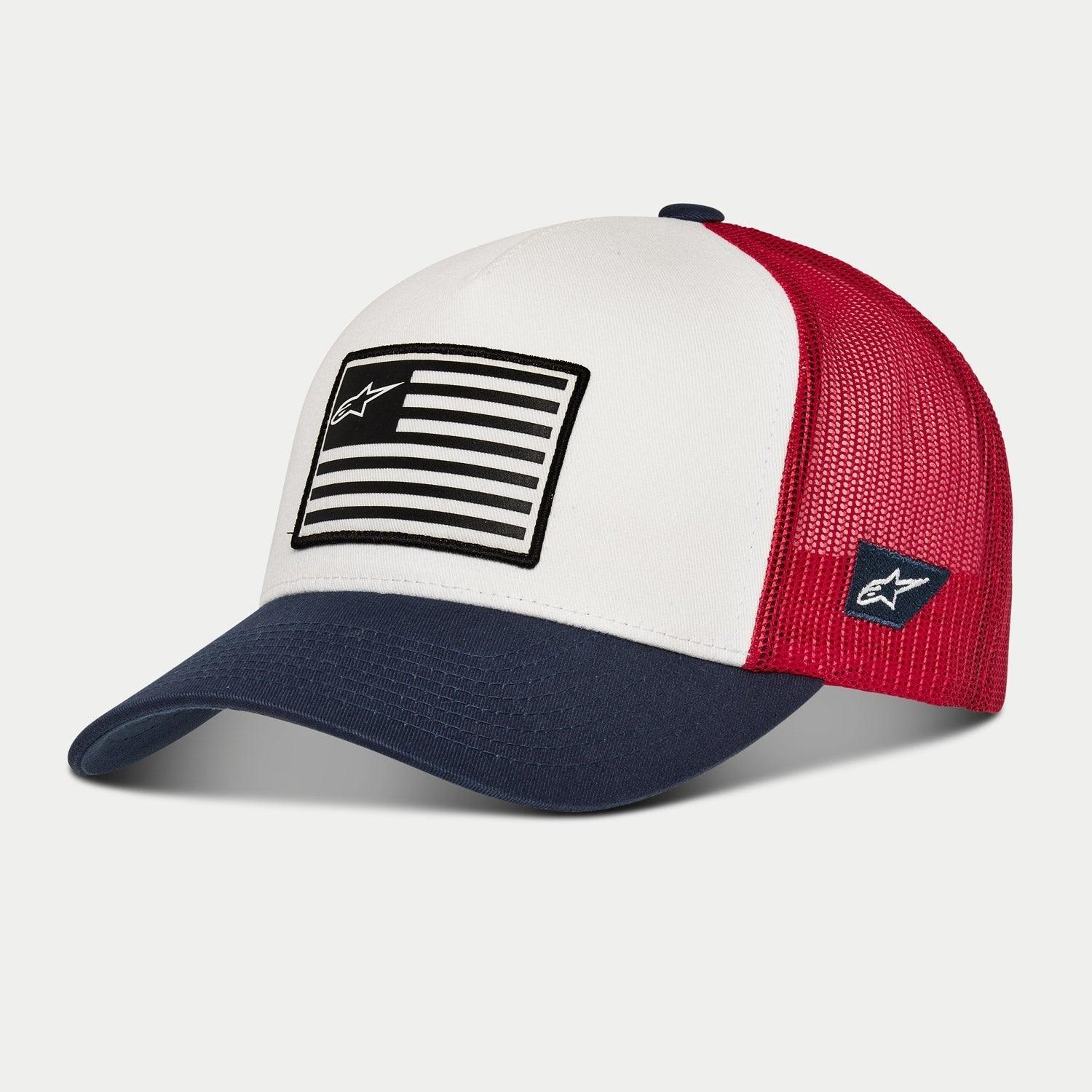 Czapka Alpinestars Flag Snapback, biało-granatowo-czerwona, czapka typu trucker z zakrzywionym granatowym daszkiem, biały usztywniony panel przedni z naszywką inspirowaną flagą, czerwona siateczka z tyłu, codzienne nakrycie głowy w stylu motorsportowym