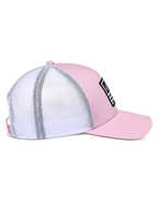 Alpinestars Flag Snapback Hat, różowo-biała, widok z boku ukazujący różowy przód z tkaniny twill i biały tył z siateczki, zakrzywiony daszek, usztywniona korona, czarna naszywka z białymi i różowymi detalami, codzienne nakrycie głowy inspirowane motorsportem