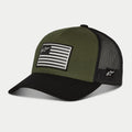 Czapka Alpinestars Flag Snapback, Military Black, oliwkowy przedni panel z czarnym wygiętym daszkiem i czarną siateczką z tyłu, naszywka z flagą i logo na przodzie oraz haft z boku, codzienna odzież uliczna inspirowana motorsportem