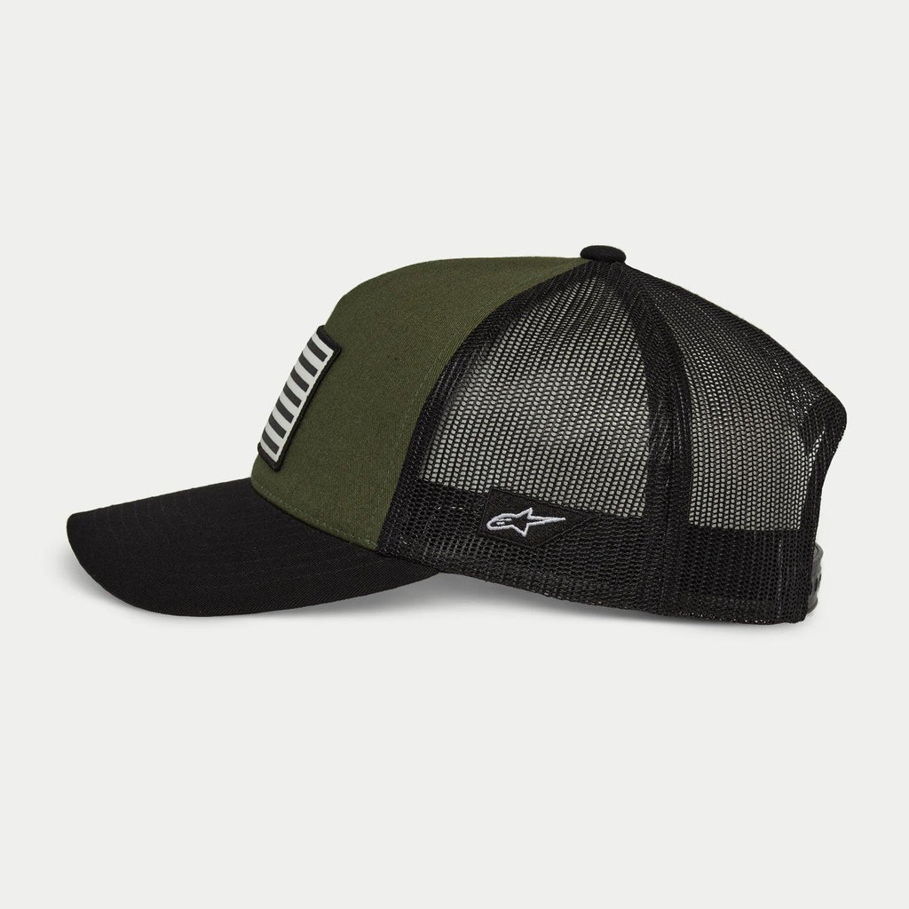 Czapka Alpinestars Flag Snapback w kolorze Military Black, widok z boku, oliwkowy przedni panel z czarnym zakrzywionym daszkiem i czarną siateczką z tyłu, białe haftowane logo z boku, codzienne nakrycie głowy inspirowane motorsportem