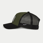 Czapka Alpinestars Flag Snapback w kolorze Military Black, widok z boku, oliwkowy przedni panel z czarnym zakrzywionym daszkiem i czarną siateczką z tyłu, białe haftowane logo z boku, codzienne nakrycie głowy inspirowane motorsportem