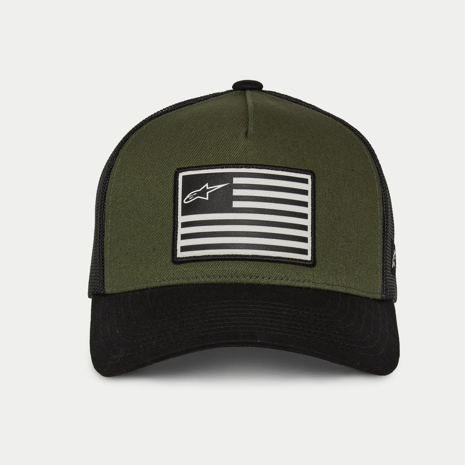 Alpinestars Flag Snapback Hat w kolorze Military Black, widok z przodu na oliwkową usztywnioną koronę, czarny zakrzywiony daszek i tył z czarnej siateczki z centralną czarno-białą naszywką z motywem flagi i logo Alpinestars.