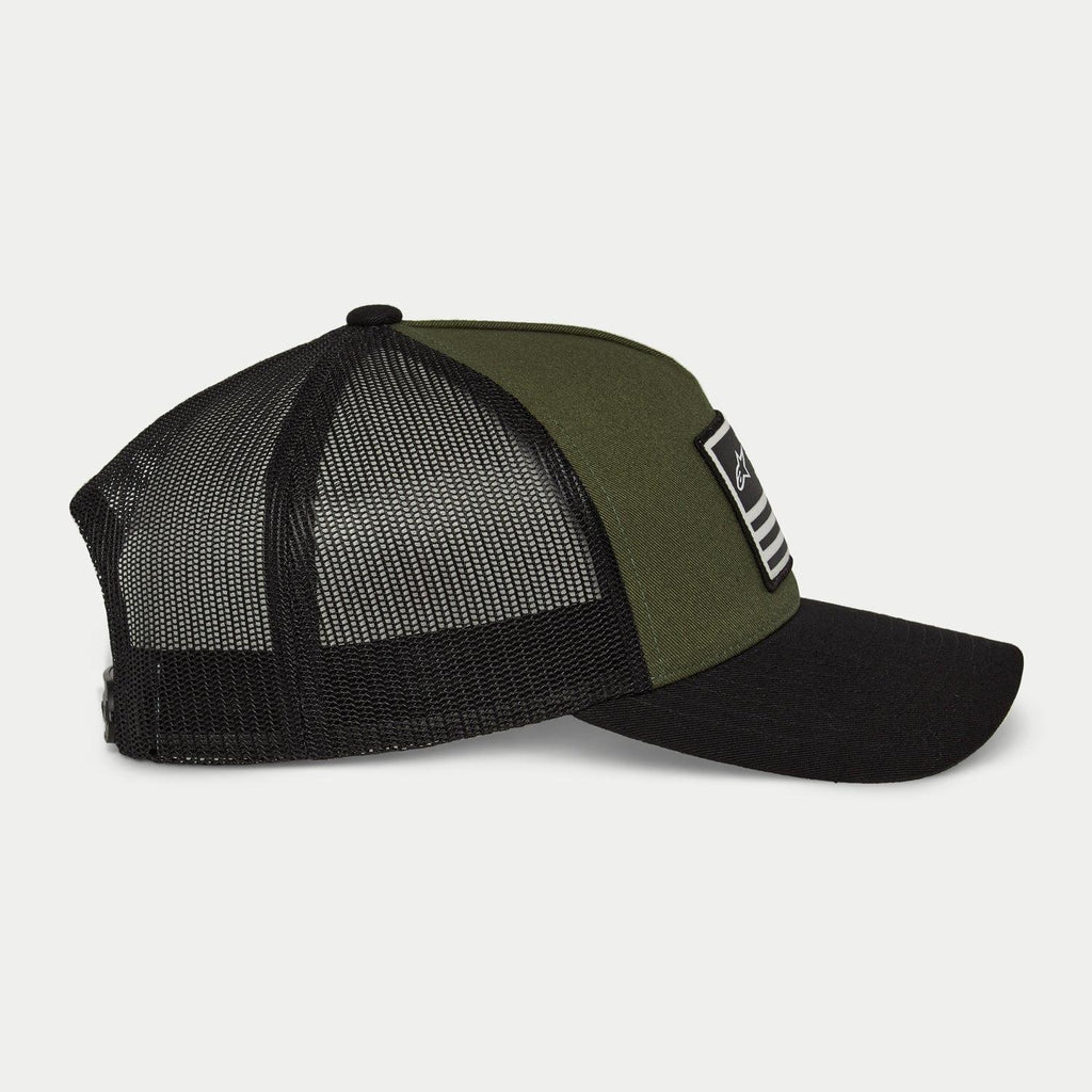 Czapka Alpinestars Flag Snapback, oliwkowo-czarna, widok z boku z zakrzywionym daszkiem i czarną siateczką z tyłu, prostokątna naszywka z przodu z białym logo i paskami, codzienne nakrycie głowy inspirowane motorsportem