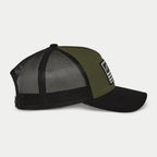 Czapka Alpinestars Flag Snapback, oliwkowo-czarna, widok z boku z zakrzywionym daszkiem i czarną siateczką z tyłu, prostokątna naszywka z przodu z białym logo i paskami, codzienne nakrycie głowy inspirowane motorsportem