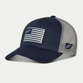 Alpinestars Flag Snapback Hat, granatowo-szara czapka z daszkiem, zakrzywiony daszek i usztywniona korona, z przodu nadrukowana naszywka z flagą, z boku haftowane logo, siateczka z tyłu zapewniająca przewiewność, codzienne nakrycie głowy inspirowane motorsportem