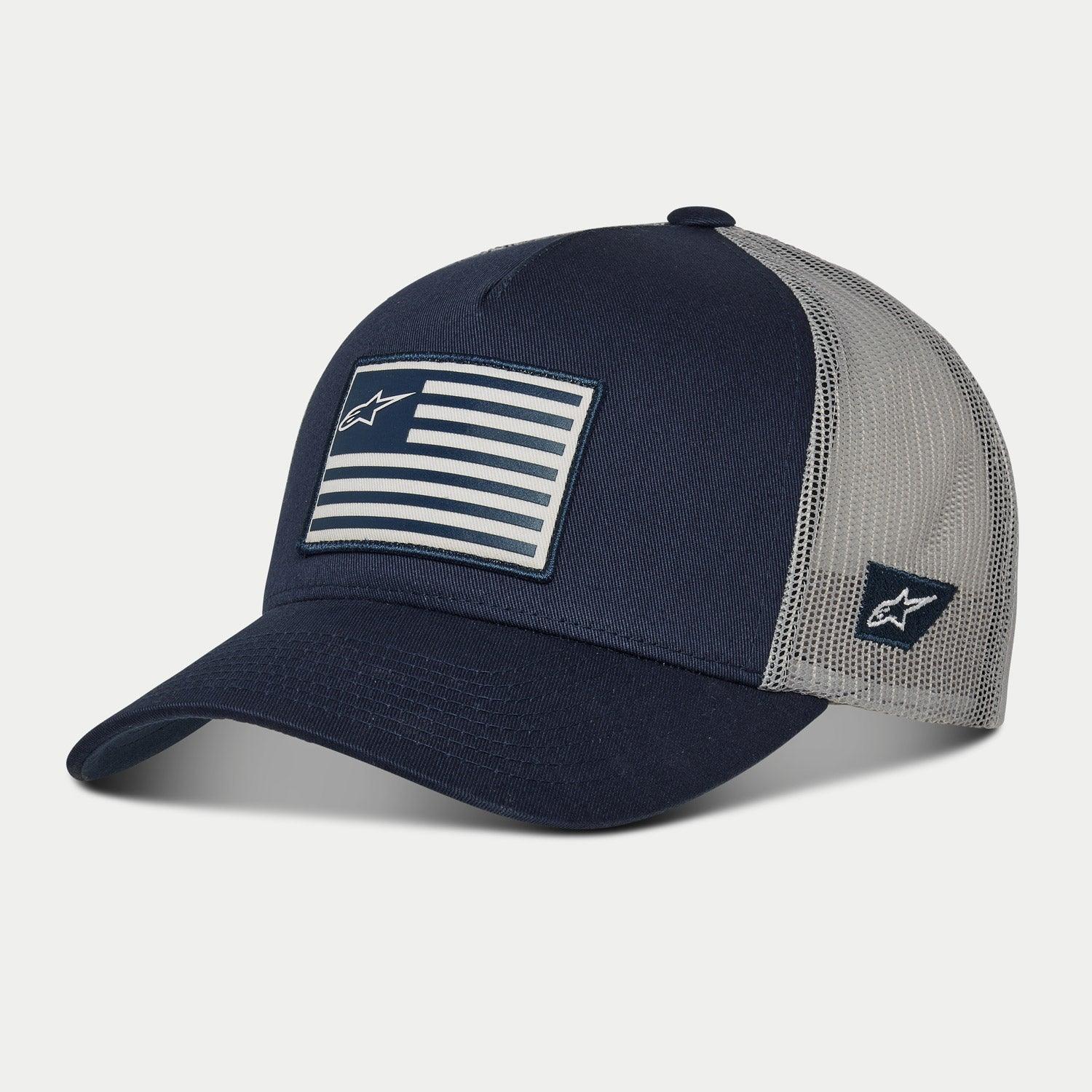 Alpinestars Flag Snapback Hat, granatowo-szara czapka z daszkiem, zakrzywiony daszek i usztywniona korona, z przodu nadrukowana naszywka z flagą, z boku haftowane logo, siateczka z tyłu zapewniająca przewiewność, codzienne nakrycie głowy inspirowane motorsportem