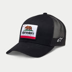 Czapka Alpinestars Cali 2.0, czarna czapka typu trucker, tkana naszywka z niedźwiedziem kalifornijskim i brandingiem Alpinestars, zakrzywiony daszek, przewiewna siatka z tyłu, białe haftowane logo gwiazdy z boku