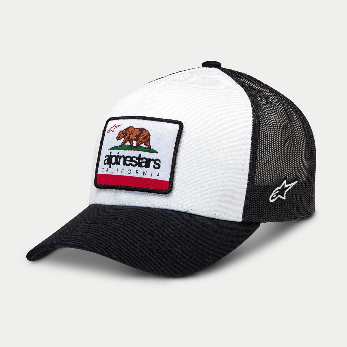Alpinestars Cali 2.0 Hat, czapka truckerka, biało-czarna, z tkaną naszywką z niedźwiedziem kalifornijskim i brandingiem Alpinestars, usztywniona korona, czarny zakrzywiony daszek i tył z siatki, codzienne nakrycie głowy w stylu motorsportowym