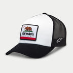 Alpinestars Cali 2.0 Hat, czapka truckerka, biało-czarna, z tkaną naszywką z niedźwiedziem kalifornijskim i brandingiem Alpinestars, usztywniona korona, czarny zakrzywiony daszek i tył z siatki, codzienne nakrycie głowy w stylu motorsportowym