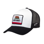 Alpinestars Cali 2.0 Hat, biało-czarna czapka z daszkiem typu trucker, zakrzywiony daszek z usztywnioną koroną, tkana naszywka z niedźwiedziem kalifornijskim i logo Alpinestars, czarna siateczka z tyłu, casualowy styl motorsportowy
