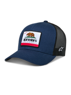 Alpinestars Cali 2.0 Hat, granatowo-czarna czapka typu trucker, z dużą naszywką z niedźwiedziem kalifornijskim i logo Alpinestars, zakrzywiony daszek, oddychający tył z czarnej siateczki, codzienne nakrycie głowy w stylu motorsportowym