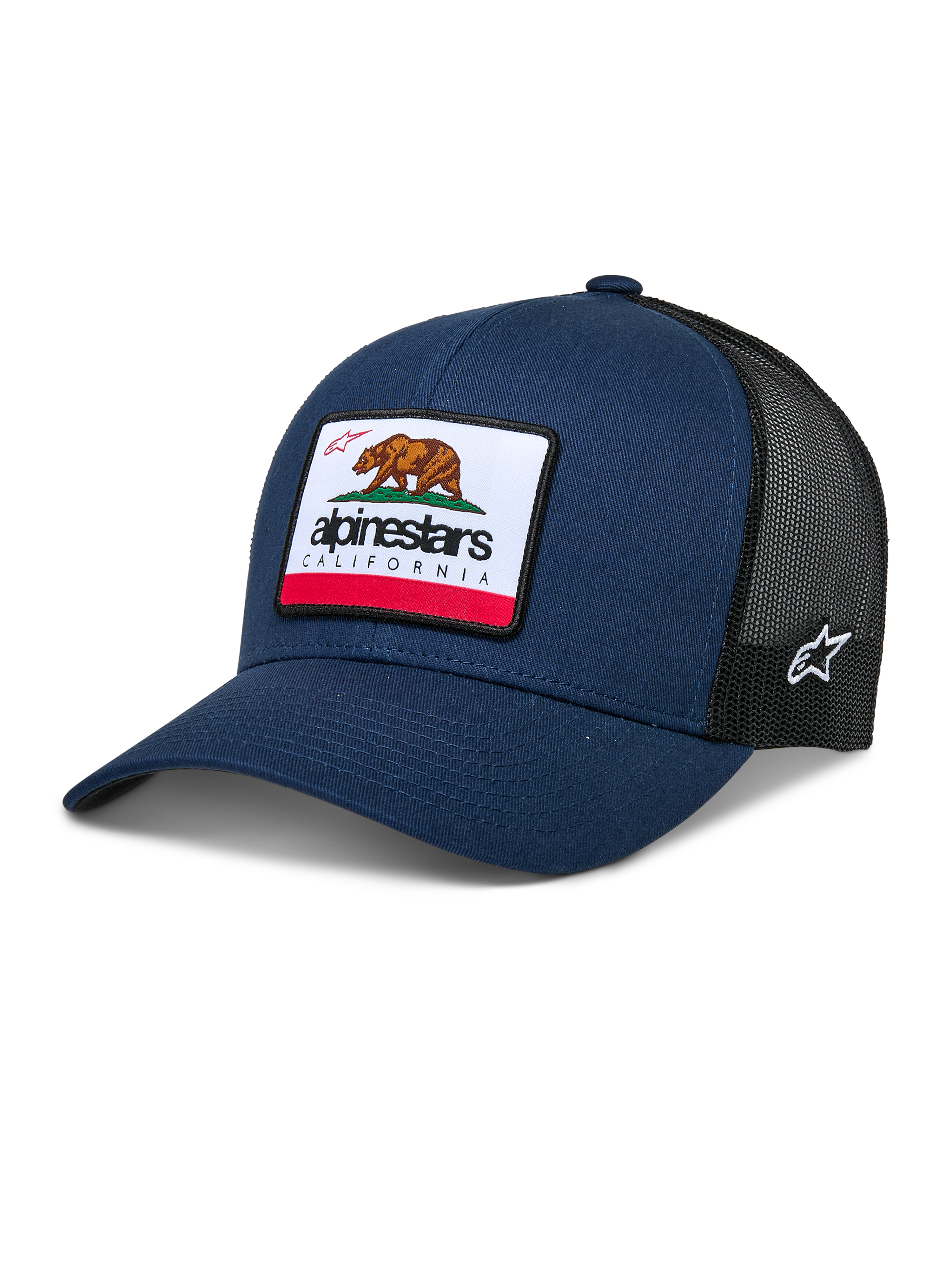 Alpinestars Cali 2.0 Hat, granatowo-czarna czapka typu trucker, z dużą naszywką z niedźwiedziem kalifornijskim i logo Alpinestars, zakrzywiony daszek, oddychający tył z czarnej siateczki, codzienne nakrycie głowy w stylu motorsportowym