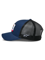 Czapka Alpinestars Cali 2.0, granatowo-czarna, widok z boku, przód z tkaniny twill z tkaną naszywką merrow, czarny tył z poliestrowej siatki z białym haftowanym logo gwiazdy, zakrzywiony daszek, codzienne nakrycie głowy inspirowane sportami motorowymi