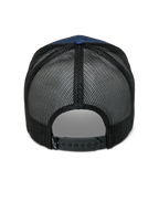 Alpinestars Cali 2.0 Hat, granatowo-czarna, widok z tyłu z oddychającą siatką poliestrową, regulowane czarne zapięcie typu snapback i mała metka z logo, fason typu trucker