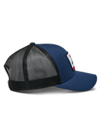 Czapka Alpinestars Cali 2.0, granatowa z czarną siateczką, widok z profilu, usztywniona czapka typu trucker z zakrzywionym daszkiem i przodem z tkaniny twill, oddychający tył z poliestrowej siatki, codzienne nakrycie głowy w stylu motorsport