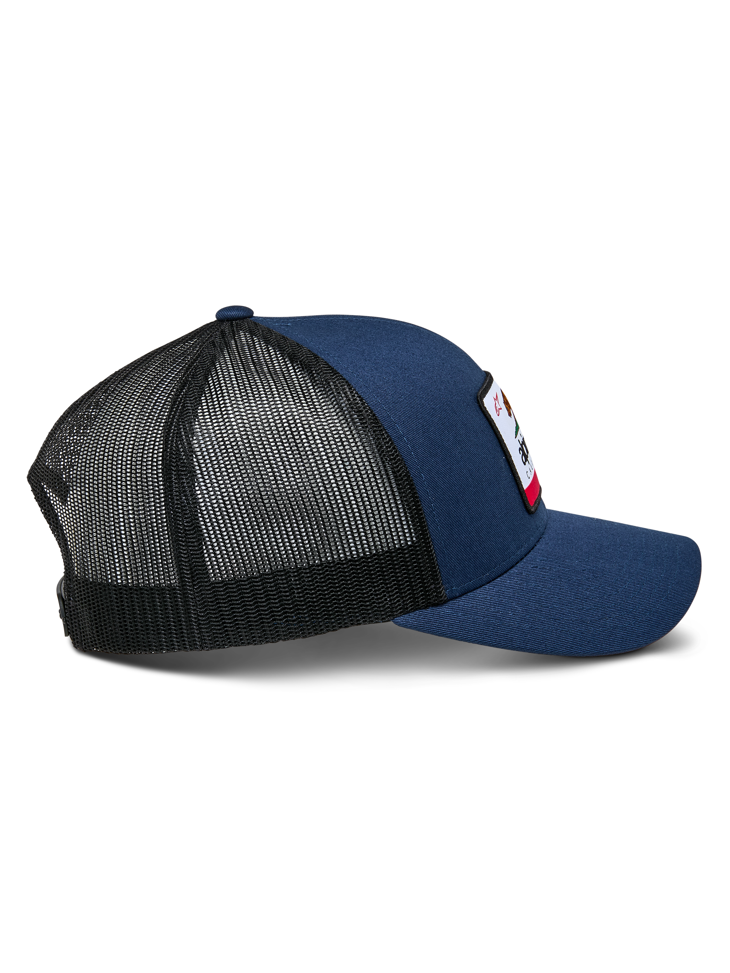 Czapka Alpinestars Cali 2.0, granatowa z czarną siateczką, widok z profilu, usztywniona czapka typu trucker z zakrzywionym daszkiem i przodem z tkaniny twill, oddychający tył z poliestrowej siatki, codzienne nakrycie głowy w stylu motorsport