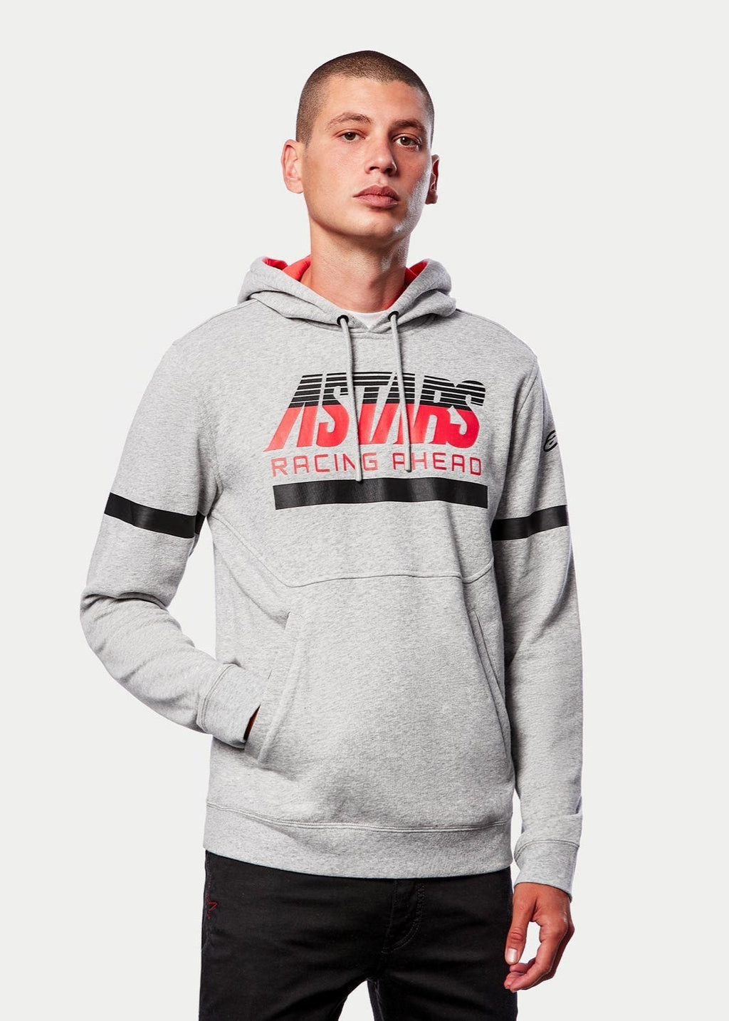 Alpinestars Club Hoodie, codzienna odzież streetwear, szary melanż z kapturem z czerwoną dżersejową podszewką, grafika ASTARS RACING AHEAD, czarne poziome paski na klatce piersiowej i rękawach, polarowa bluza inspirowana sportami motorowymi