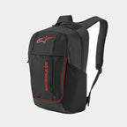 Alpinestars GFX V2 Backpack, czarno-czerwony, średniej wielkości plecak sportowy z czerwonym logo Astars i pionowym napisem marki, boczna kieszeń z siatki na butelkę oraz wyściełane paski na ramiona z siatki air-mesh