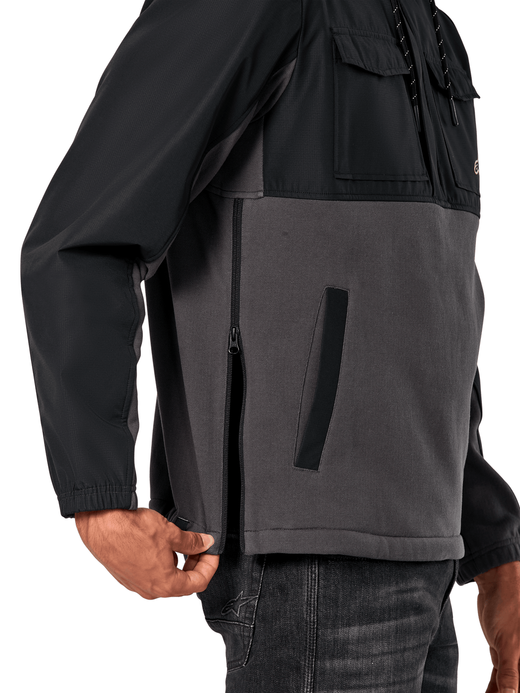 Kurtka Alpinestars Juncture Hybrid w kolorze Black Gunmetal, widok z boku prezentujący boczny zamek i dolną kieszeń, konstrukcja z mieszanych materiałów z szarym polarem płóciennym i czarnymi nakładkami ripstop, casualowa odzież uliczna inspirowana motorsportem
